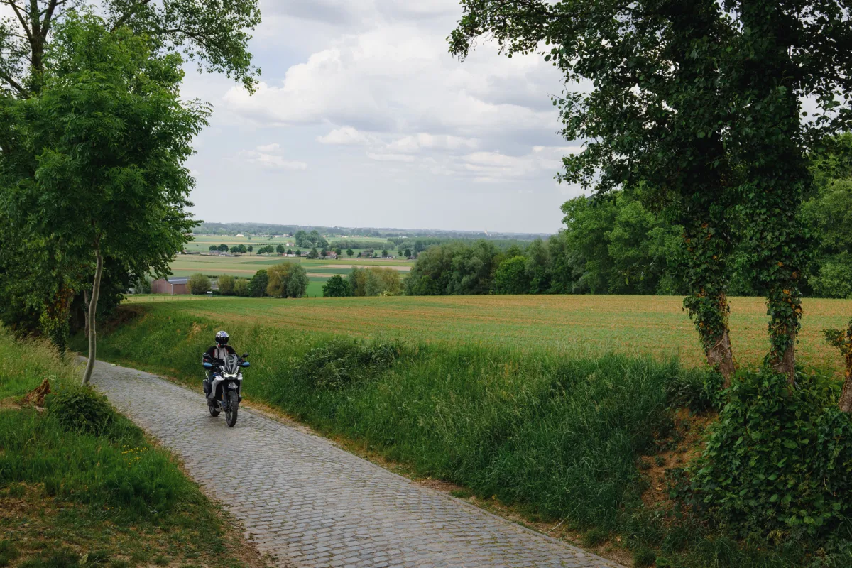 Motorcycle routes through the Flemish Ardennes with free GPX